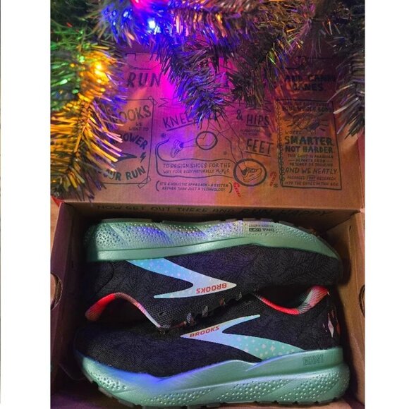 Brooks Ghost 16 Run Merry Xmas Plaid/Pine Cross Train Low Sport Runner 1104181D - Picture 1 of 16